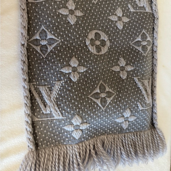 LV logomania scarf (grey) - Picture 4 of 16